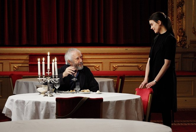 A férfi mögött - Filmfotók - Jonathan Pryce, Karin Franz Körlof