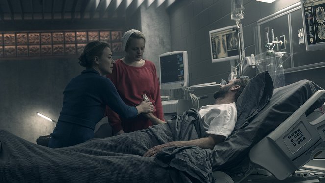 The Handmaid's Tale - After - Photos - Yvonne Strahovski, Elisabeth Moss, Joseph Fiennes