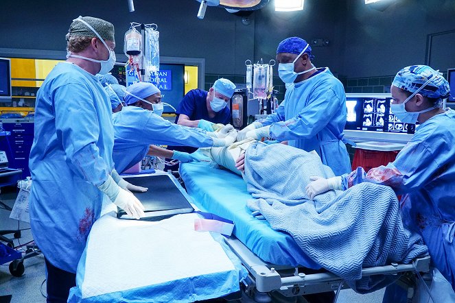 Chirurdzy - Pokój, w którym się to dzieje - Z filmu - Kevin McKidd, Jerrika Hinton, James Pickens Jr.