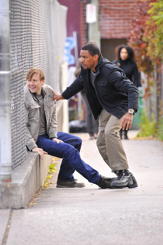 Breakout Kings - Season 1 - Out of the Mouths of Babes - Photos - Jimmi Simpson, Laz Alonso
