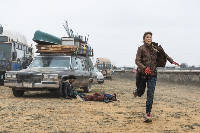 Fear the Walking Dead - The Wrong Side of Where You Are Now - Photos - Jenna Elfman
