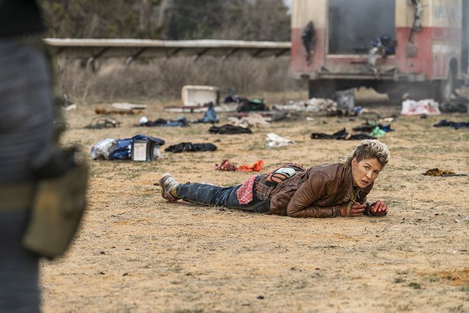 Fear the Walking Dead - The Wrong Side of Where You Are Now - Van film - Jenna Elfman