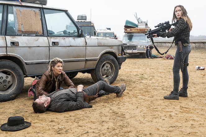 Fear the Walking Dead - The Wrong Side of Where You Are Now - Photos - Jenna Elfman, Alycia Debnam-Carey