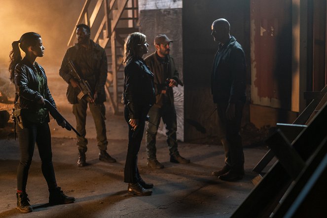 Fear the Walking Dead - The Wrong Side of Where You Are Now - Photos - Danay Garcia, Colman Domingo, Kim Dickens