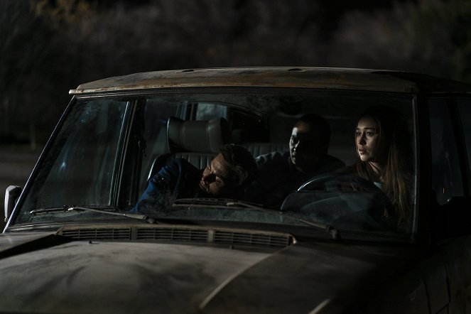 Fear the Walking Dead - The Wrong Side of Where You Are Now - Photos - Kevin Zegers, Alycia Debnam-Carey