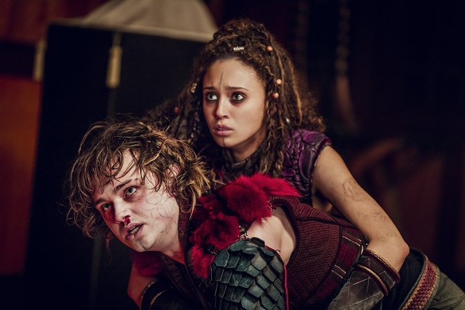 Into the Badlands - Chapter XXII: Black Wind Howls - Photos - Dean-Charles Chapman, Ella-Rae Smith