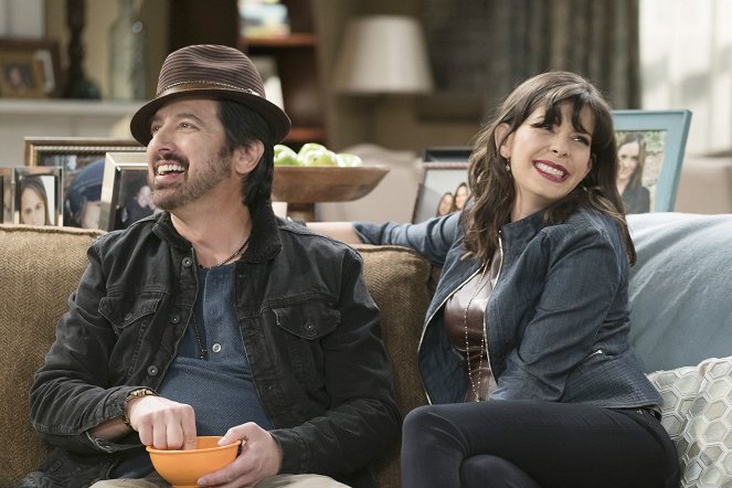 Kevin Can Wait - Beat the Parents - Photos - Ray Romano, Lindsey Broad