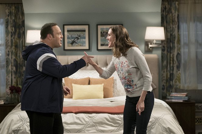 Kevin Can Wait - Beat the Parents - Photos - Kevin James, Erinn Hayes