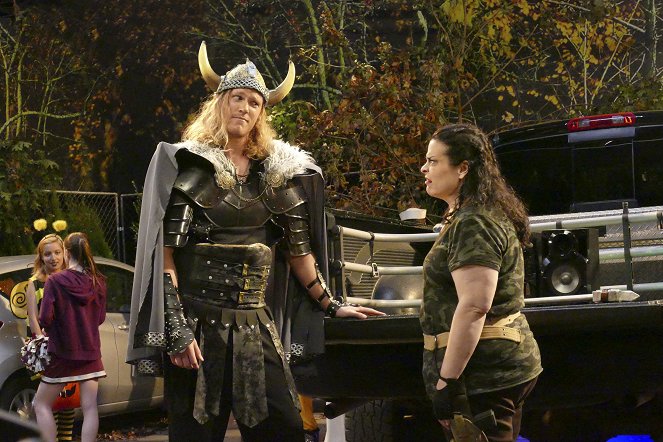 Kevin Can Wait - Hallow-We-Ain't-Home - Photos - Noah Syndergaard, Jessica Kirson