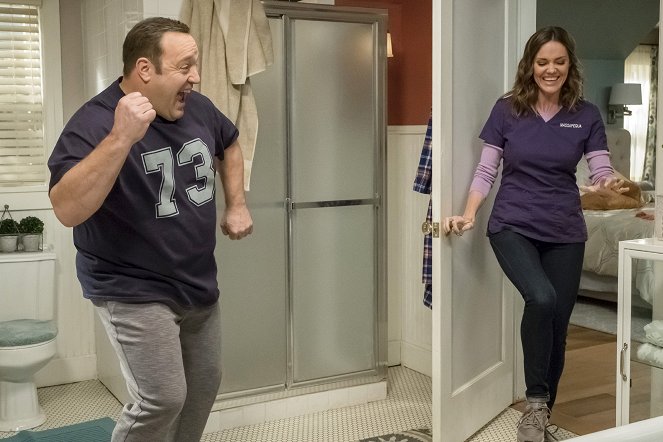 Kevin Can Wait - Ring Worm - Photos - Kevin James, Erinn Hayes