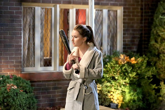 Last Man Standing - Haunted House - Photos - Kaitlyn Dever