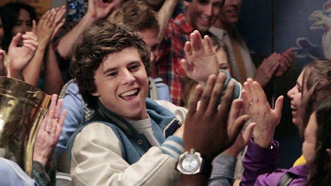 The Middle - Bunny Therapy - Photos - Charlie McDermott