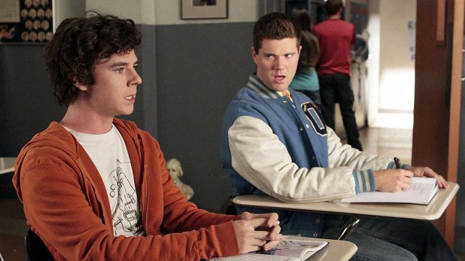 The Middle - Bunny Therapy - Photos - Charlie McDermott