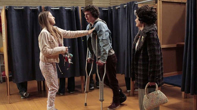 The Middle - Halloween III: The Driving - Photos - Eden Sher, Charlie McDermott