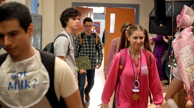 The Middle - The Smile - Photos - Charlie McDermott, Eden Sher