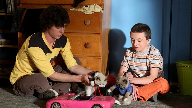 The Middle - Season 4 - From Orson with Love - Photos - Charlie McDermott, Atticus Shaffer