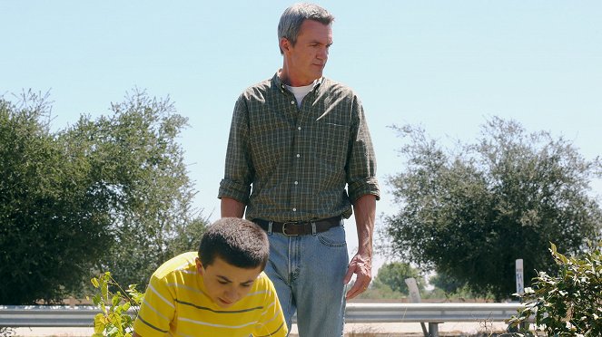 The Middle - The Drop Off - Photos - Atticus Shaffer, Neil Flynn