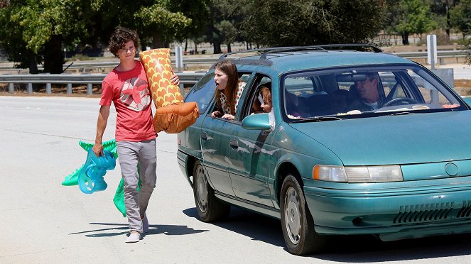The Middle - The Drop Off - Photos - Charlie McDermott, Eden Sher