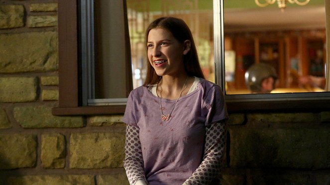 The Middle - The Kiss - Photos - Eden Sher