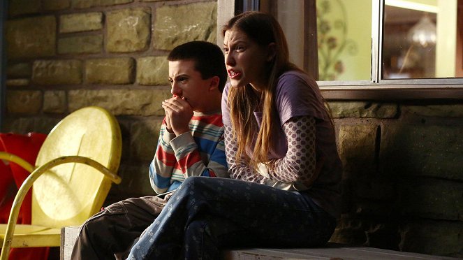 The Middle - The Kiss - De la película - Atticus Shaffer, Eden Sher