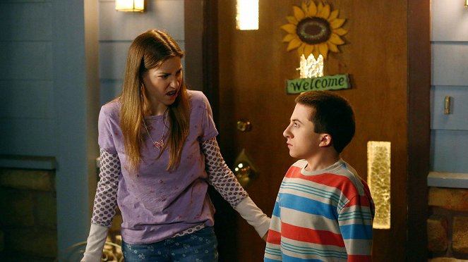 The Middle - The Kiss - Photos - Eden Sher, Atticus Shaffer