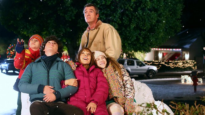 Průměrňákovi - Vánoční stromek - Z filmu - Atticus Shaffer, Charlie McDermott, Patricia Heaton, Neil Flynn, Eden Sher