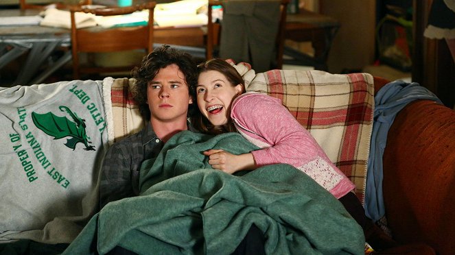 The Middle - Season 6 - Operation Infiltration - Photos - Charlie McDermott, Eden Sher