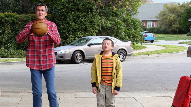 The Middle - Season 6 - Siblings and Sombreros - Photos - Neil Flynn, Atticus Shaffer