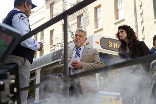 Rizzoli & Isles - Welcome to the Dollhouse - Van film - Bruce McGill, Angie Harmon