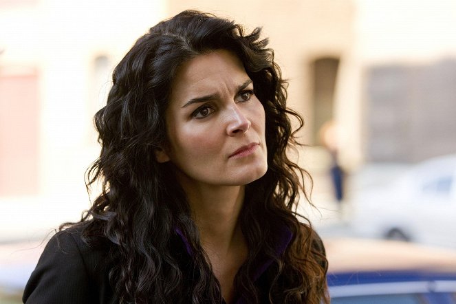 Rizzoli & Isles - Welcome to the Dollhouse - Photos - Angie Harmon