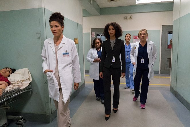 Grey's Anatomy - You Can Look (But You'd Better Not Touch) - Photos - Klea Scott, Chandra Wilson, Jasmin Savoy Brown, Camilla Luddington, Jessica Capshaw