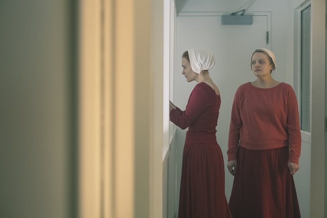 The Handmaid's Tale - Women's Work - Photos - Madeline Brewer, Elisabeth Moss