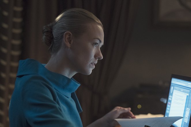 Príbeh služobníčky - Ženská práca - Z filmu - Yvonne Strahovski