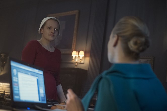 Príbeh služobníčky - Season 2 - Ženská práca - Z filmu - Elisabeth Moss