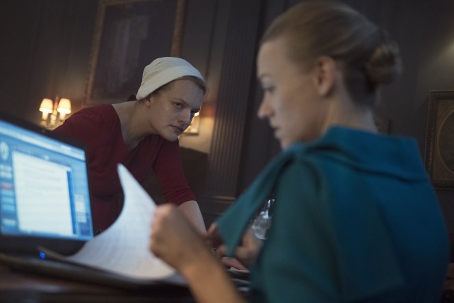 The Handmaid's Tale - Season 2 - Women's Work - Photos - Elisabeth Moss, Yvonne Strahovski