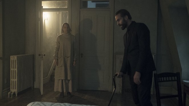 The Handmaid's Tale - Season 2 - Women's Work - Photos - Amanda Brugel, Joseph Fiennes