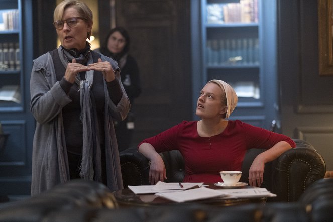 The Handmaid's Tale : La servante écarlate - Season 2 - Le Travail des femmes - Tournage - Elisabeth Moss