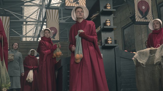 The Handmaid's Tale - Season 2 - Women's Work - Photos - Madeline Brewer, Elisabeth Moss