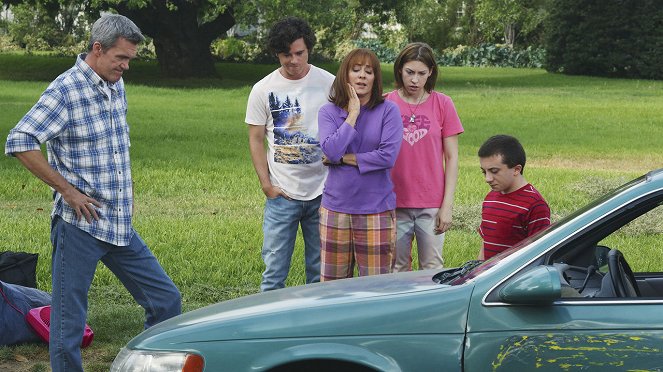 The Middle - Not Your Brother's Drop Off - Photos - Neil Flynn, Charlie McDermott, Patricia Heaton, Eden Sher, Atticus Shaffer