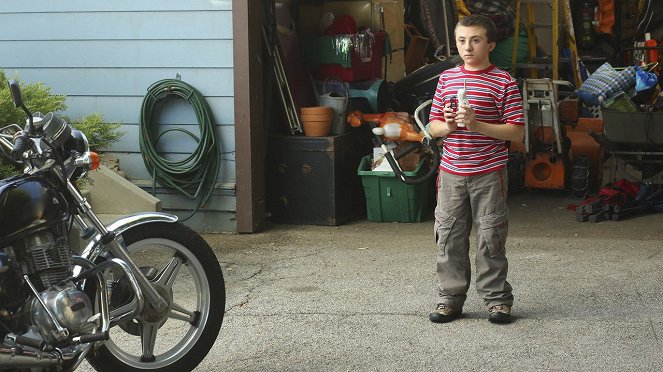 The Middle - The Shirt - Photos - Atticus Shaffer