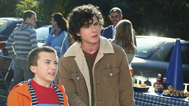 The Middle - Season 7 - Homecoming II: The Tailgate - Photos - Atticus Shaffer, Charlie McDermott