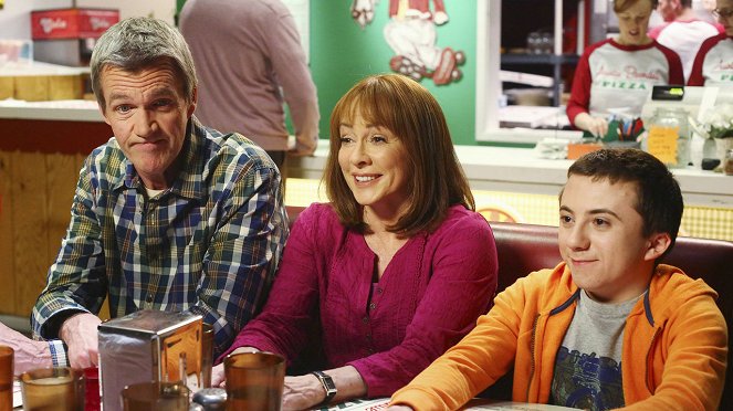 The Middle - Crushed - Photos - Neil Flynn, Patricia Heaton, Atticus Shaffer