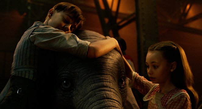 Dumbo - Van film - Finley Hobbins, Nico Parker