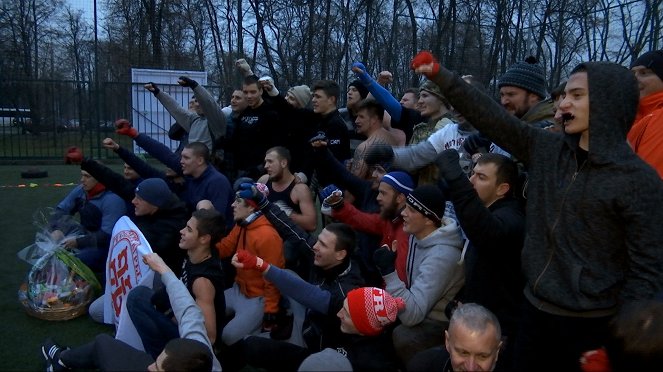 Kampfbereit: Russlands Hooligans - Fußball, Randale und Politik - Z filmu
