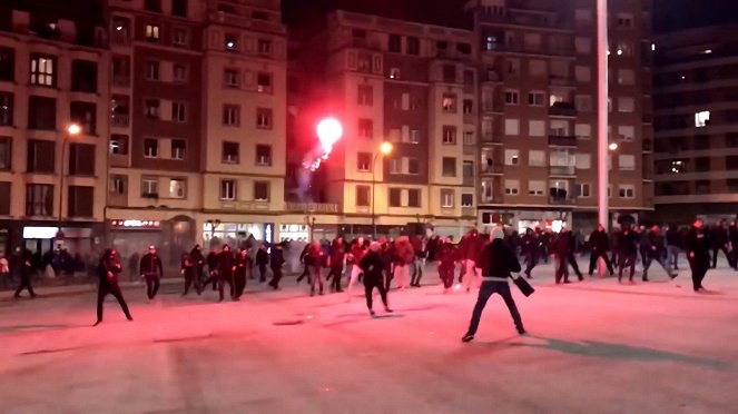 Kampfbereit: Russlands Hooligans - Fußball, Randale und Politik - Van film