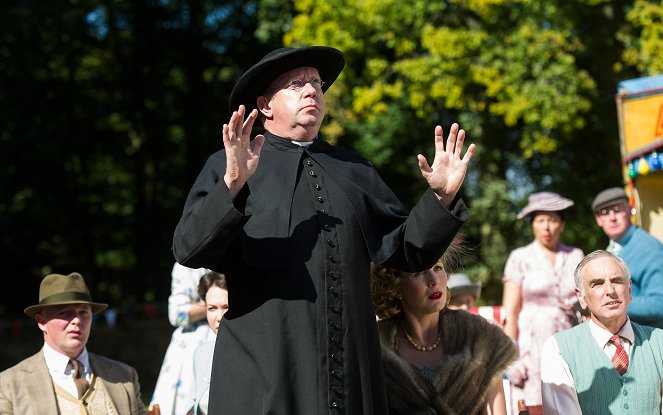 Father Brown - Season 1 - The Mayor and the Magician - Photos - Mark Williams