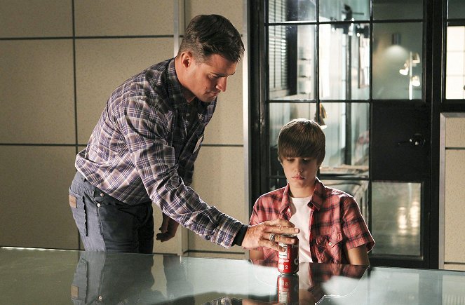 CSI: Crime Scene Investigation - Season 11 - Olas - De la película - George Eads, Justin Bieber