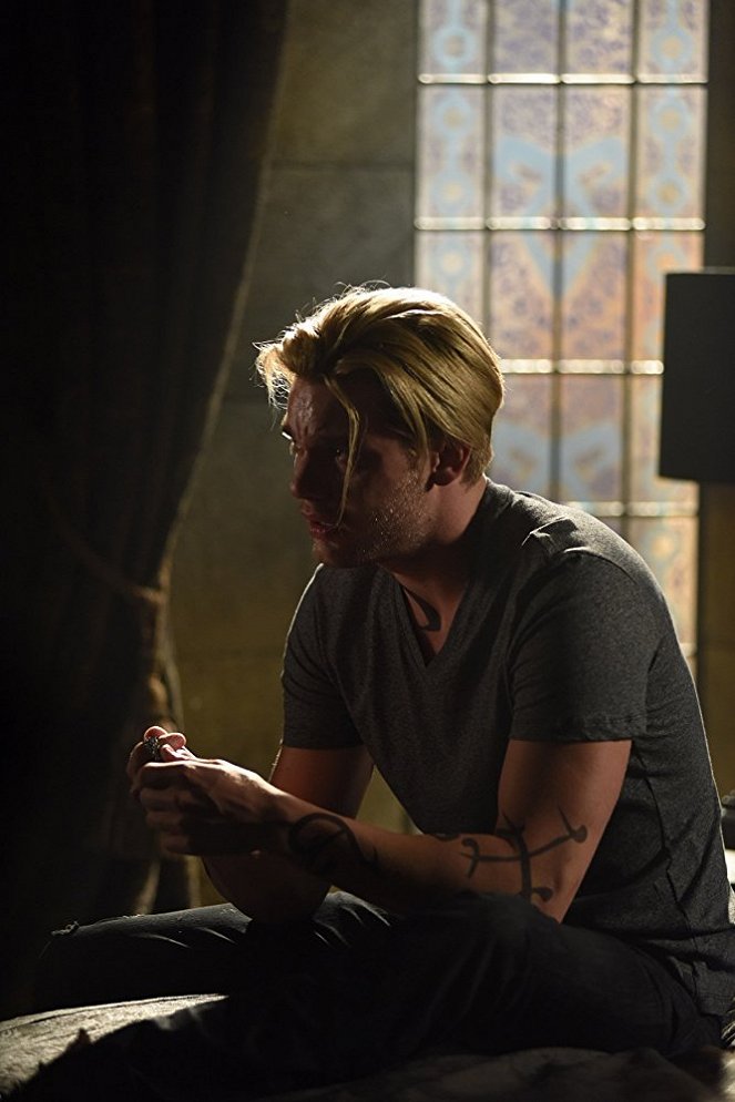 Shadowhunters: The Mortal Instruments - Thy Soul Instructed - Photos - Dominic Sherwood