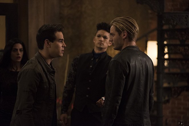 Shadowhunters: The Mortal Instruments - A Heart of Darkness - Photos - Alberto Rosende, Dominic Sherwood