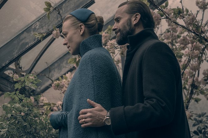 The Handmaid's Tale - Kluge Gewalten - Filmfotos - Yvonne Strahovski, Joseph Fiennes